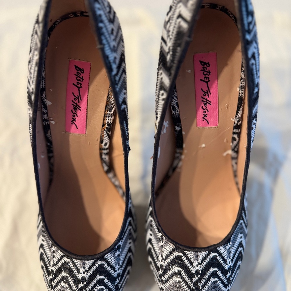 Betsey Johnson “Vale” Zigzag Black and White Heels Platform size 7